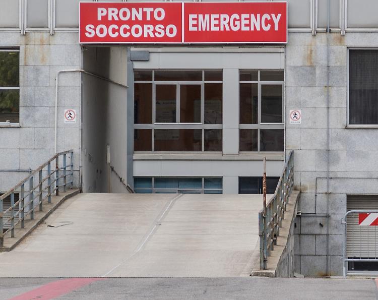 Travolge un pedone, ciclista finisce al pronto soccorso