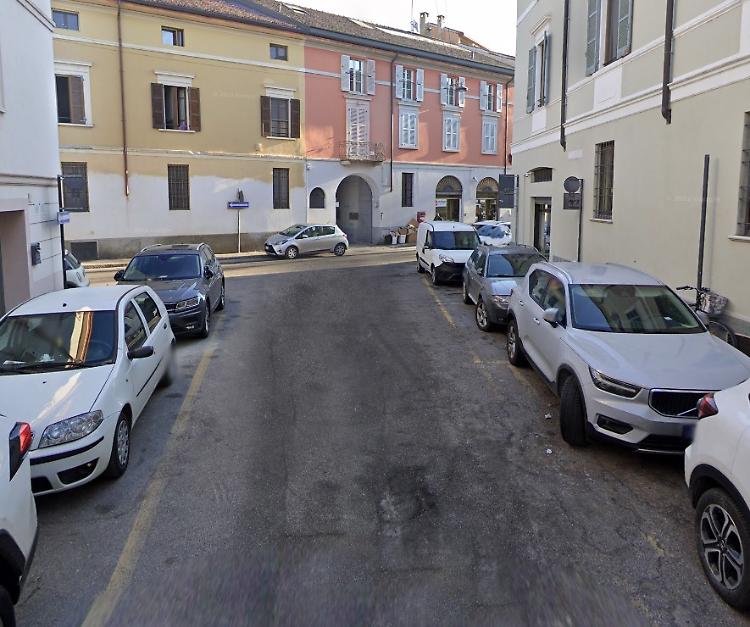 Vandali scatenati in centro, pneumatici tagliati a 4 auto