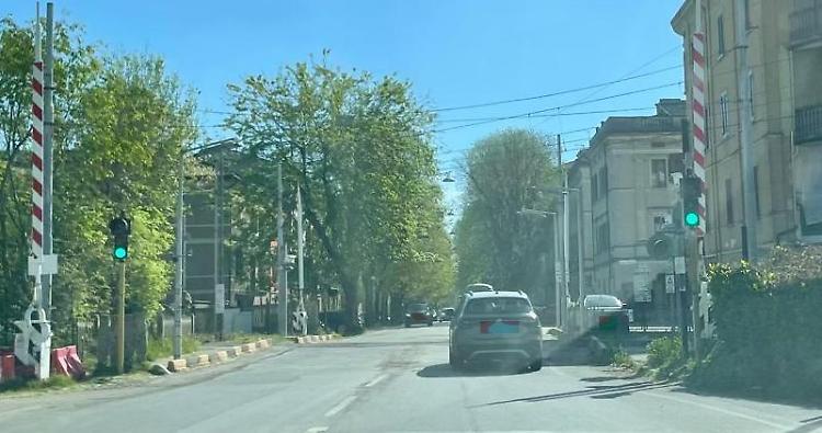 Sollievo in città, riaperto il passaggio a livello di via Ghinaglia