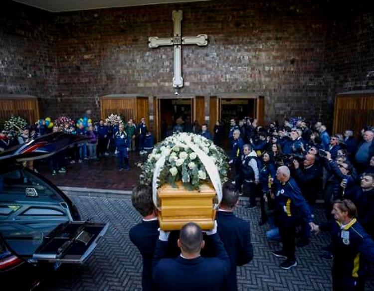 Rose bianche sulla bara di Julia Ituma, ai suoi funerali anche il ministro dello Sport