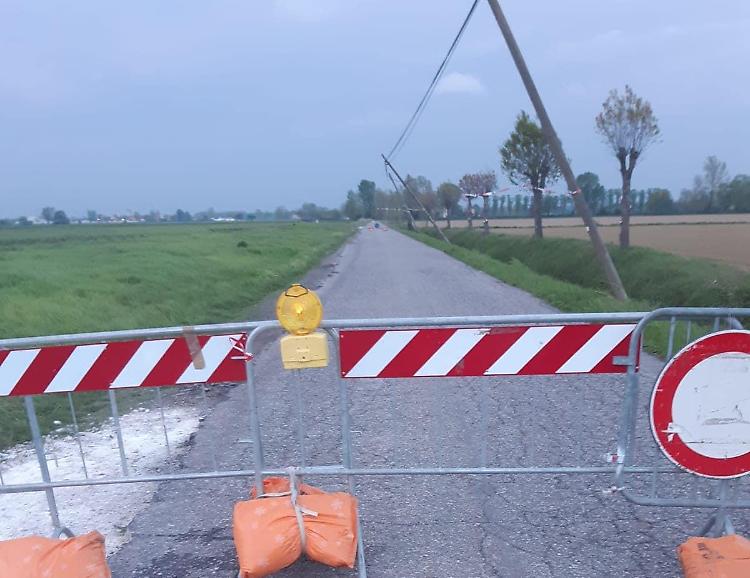 Pali della linea telefonica pericolanti a causa vento