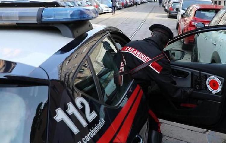 Ubriaco litiga al bar, aggressivo con i Cc: denunciato e sanzionato