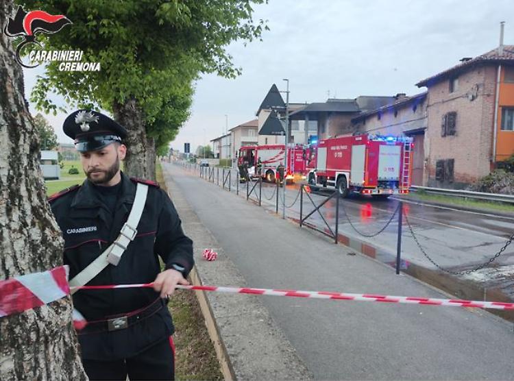 Incendio si propaga in un garage, i carabinieri mettono in sicurezza le abitazioni