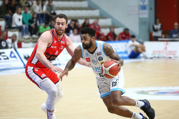 Basket. La Vanoli perde la bussola in difesa, Forlì passa al PalaRadi  (82-88)