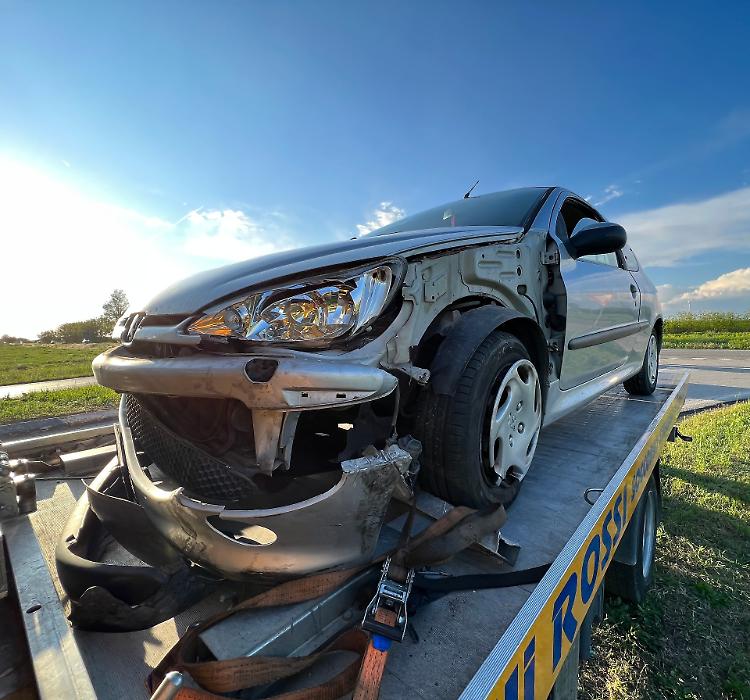 Scontro fra auto lungo la SS10,  donna ferita in ospedale