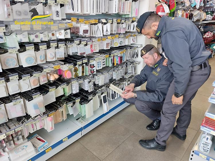 GDF Cremona, 40mila articoli non sicuri sequestrati in due esercizi commerciali