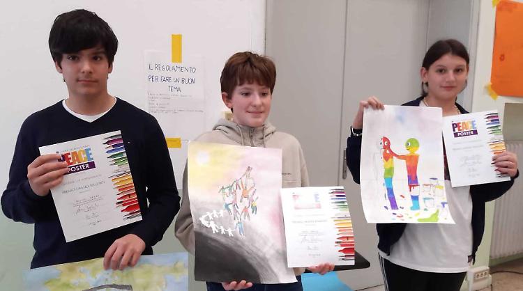 Messaggio di pace: premiati i poster degli alunni della media