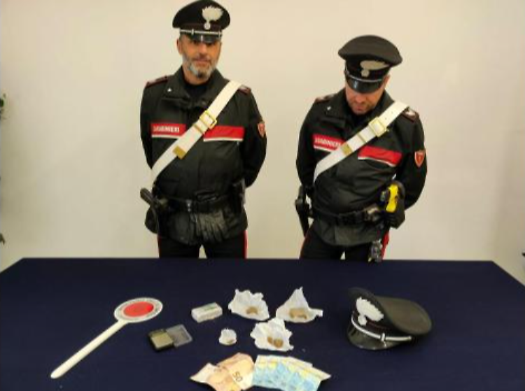 Droga, arrestato 21enne per detenzione ai fini di spaccio