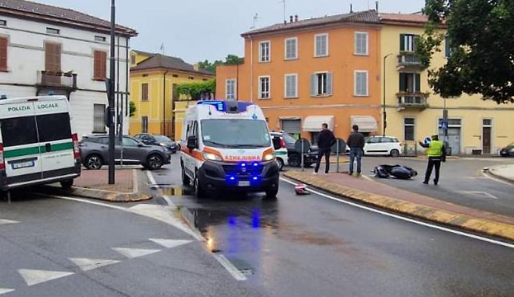 Auto contro scooter in piazza Fiume, motociclista in ospedale