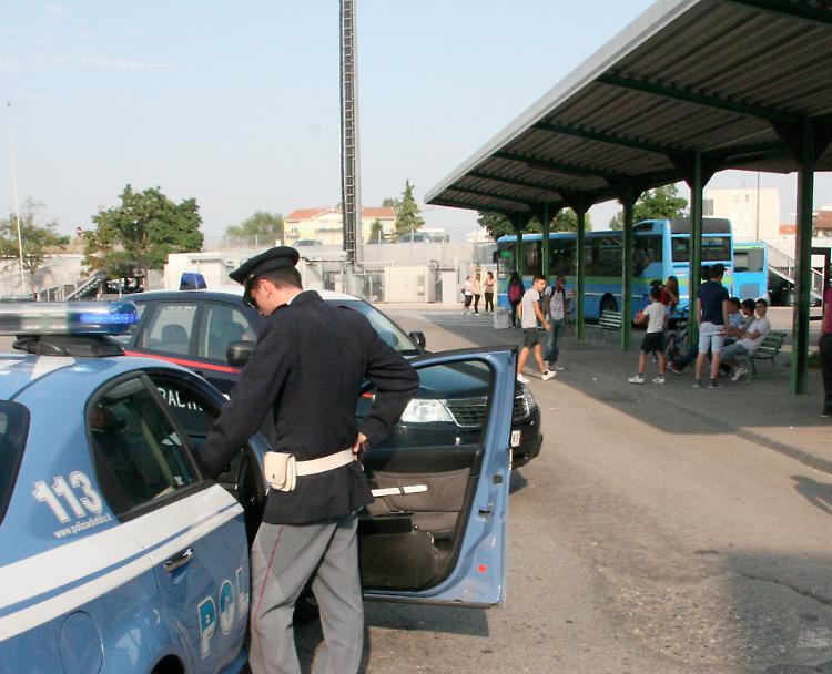  Pullman, guardie armate per presidiare l’autostazione