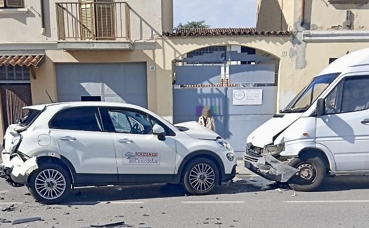 Suv tamponato dal Tir finisce contro un furgone: illesi