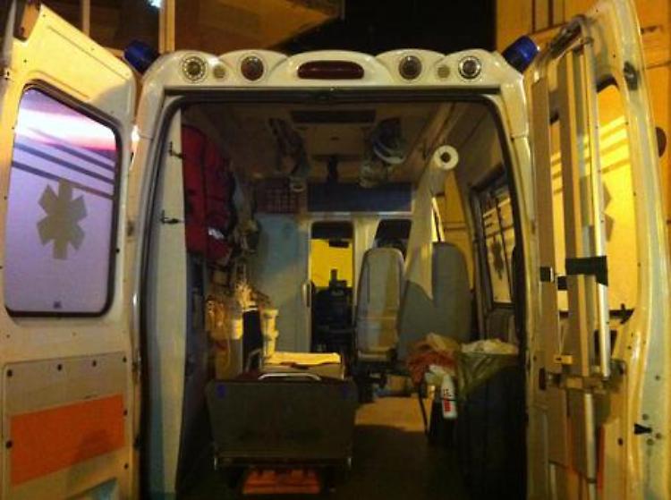 Cade cellulare in vasca da bagno, 16enne muore folgorata