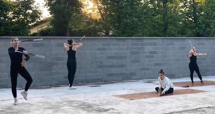 Palestra chiusa, atlete all'aperto