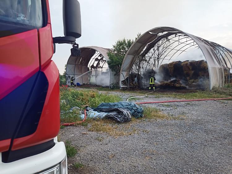 Incendio di rotoballe, vigili del fuoco impegnati da ore