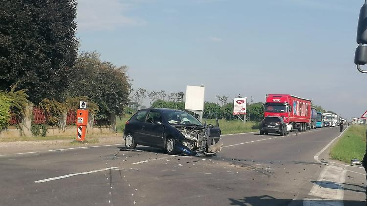 Scontro tra due auto in via Giuseppina, tre feriti