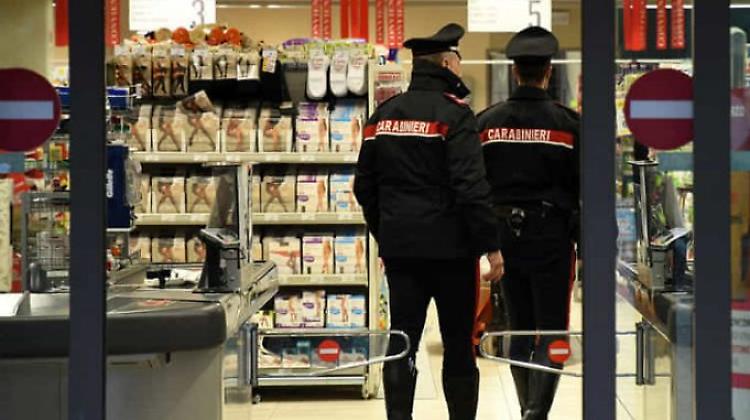 Tenta di rubare in un supermercato, ma viene scoperta: denunciata 46enne