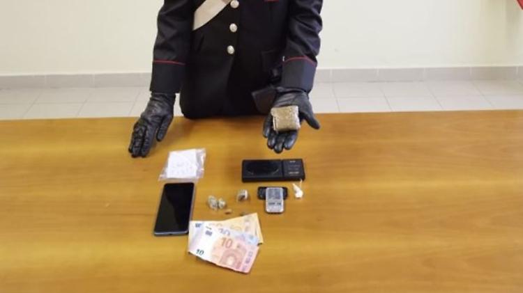 Droga, arrestato uno spacciatore e denunciato un cliente