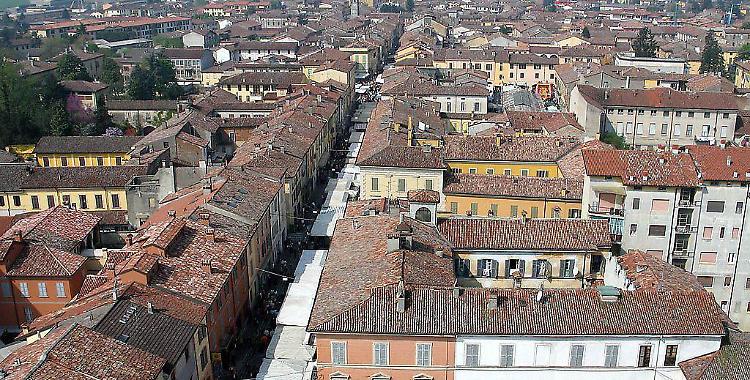 Giro di vite sulle ‘case pollaio’, il leader del centro islamico: «Noi con il Comune»