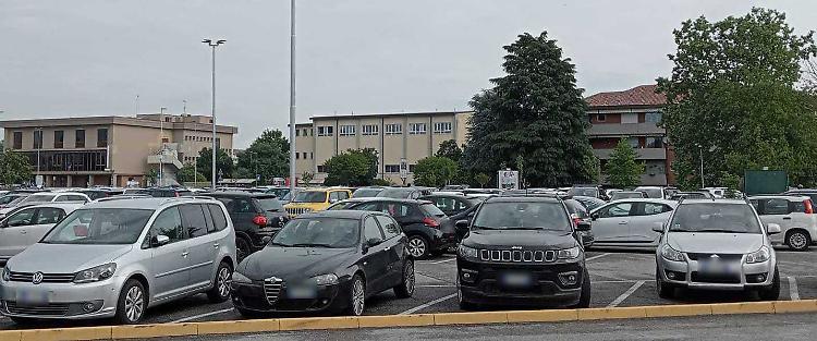 Il parcheggio dell’ospedale scoppia, impossibile trovare un posto