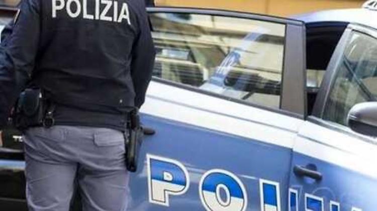Adesivi contro Figliuolo: denunciate tre donne, due sono di Cremona