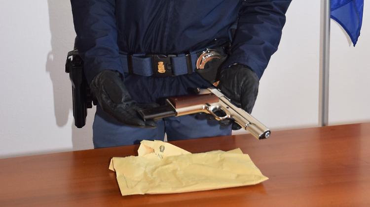 Pistola giocattolo nei vestiti, indagato un 18enne