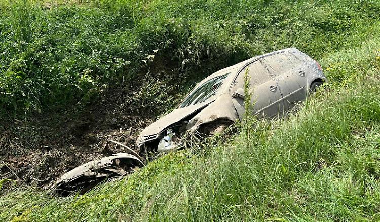 Fuori strada con l'auto, paura lungo la provinciale Giuseppina: illeso