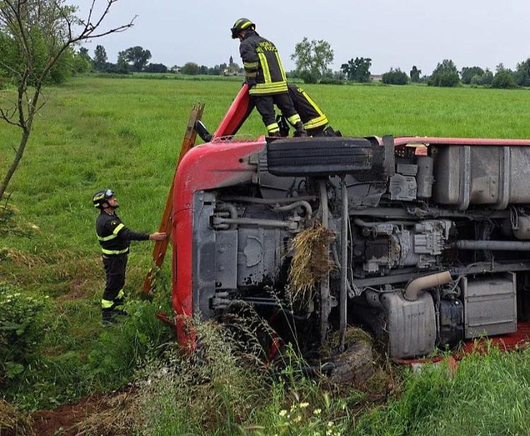 Camion esce di strada e si ribalta nel campo, disagi per la circolazione