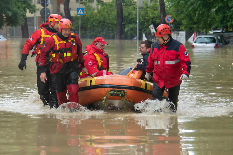 Per l'Emilia in ginocchio, i vigili del fuoco di Cremona e Crema