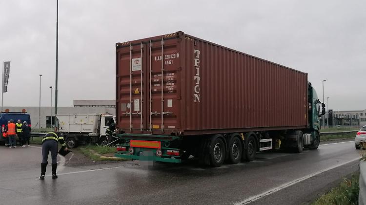 Scontro tra un camion e un furgoncino della nettezza urbana, ricoverata una 50enne