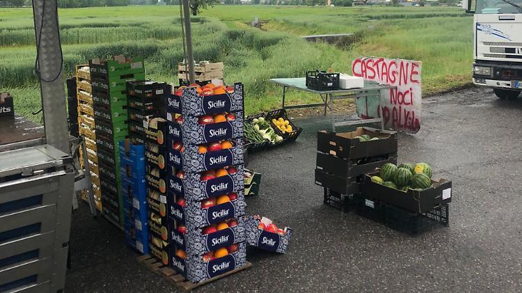 Ambulante irregolare incastrato, sequestrate 110 cassette di frutta e verdura