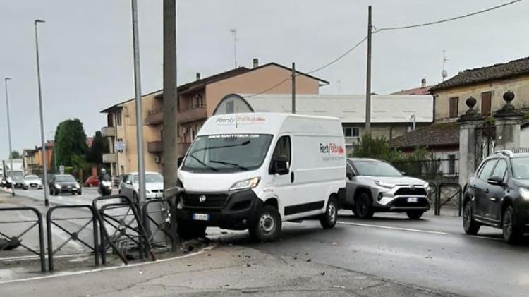 Incidente autonomo in via Giuseppina, furgone contro un palo