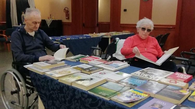 Marito e moglie donano oltre cento libri alla Zucchi Falcina grazie a La Provincia