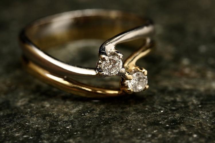 Rubò un anello prezioso durante un lavoro in casa di una donna, operaio 70enne ai domiciliari