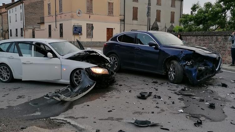Scontro frontale in via Cairoli, cinque persone coinvolte