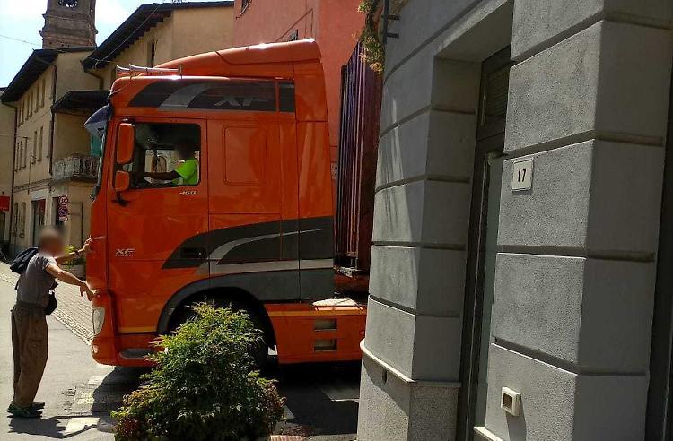 Tir entra in paese e quasi si incastra in una via
