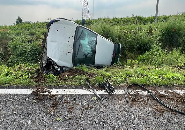 Perde il controllo dell'auto e si ribalta, 