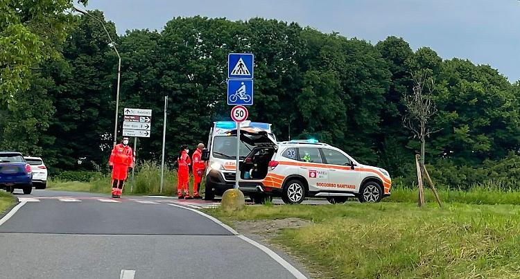 Cade dalla bicicletta, paura per una 57enne del borgo