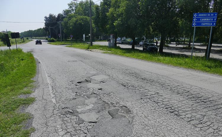 Asfalto rovinato, i cittadini: «Subito un intervento»