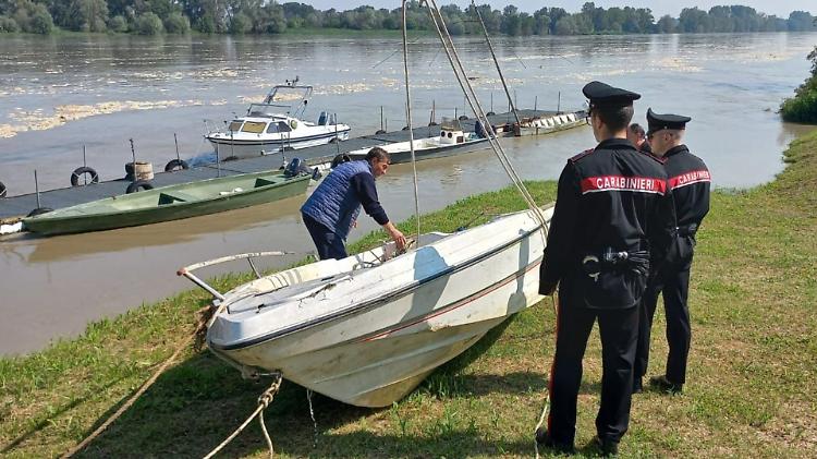 Recuperato un motoscafo nel Po, forse rubato: il proprietario potrebbe essere cremonese o piacentino