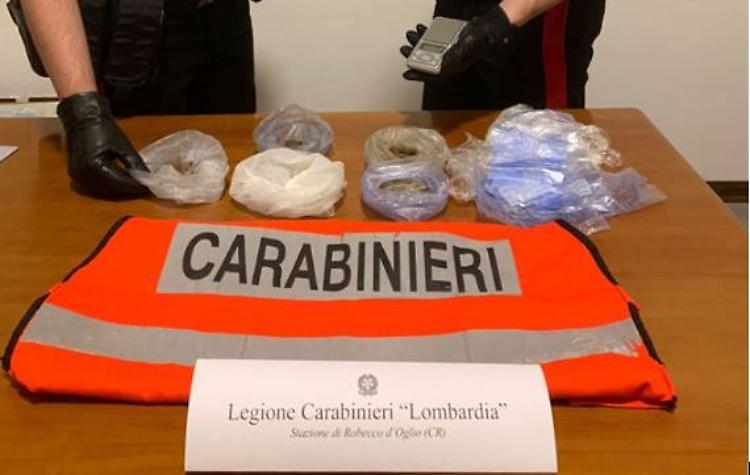 Getta dall'auto 150 grammi fra cocaina, eroina e hashish: denunciato 33enne