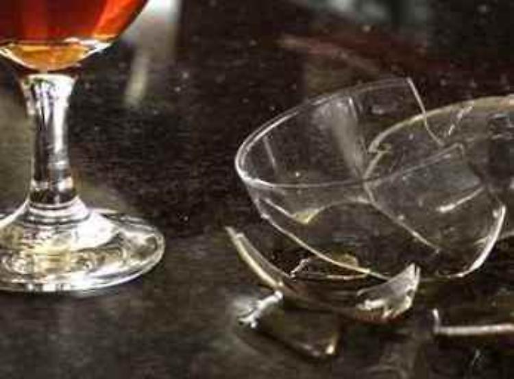 Litiga al bar con il gestore e si ferisce con dei bicchieri rotti
