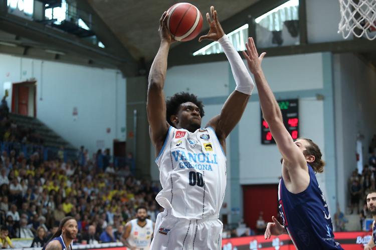 Basket. La Vanoli mitraglia dalla lunga, la Fortitudo cede alla distanza (83-74)