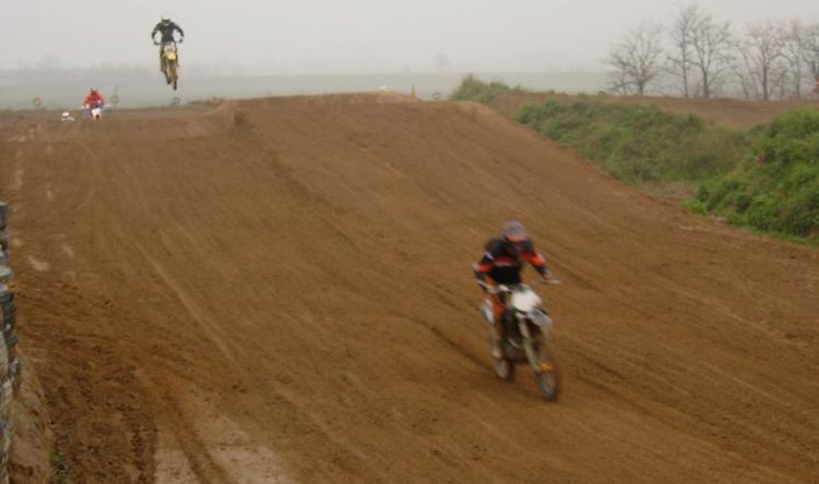 Incidente al crossodromo, grave motociclista di 30 anni