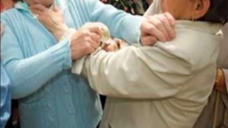 Rissa tra famiglie vicine di casa in via Sardagna, uno finisce all’ospedale