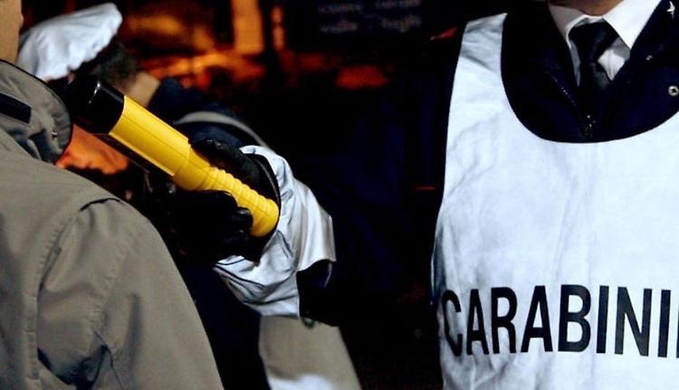 Fidanzati litigano, aggrediscono i Cc e i sanitari: denunciati