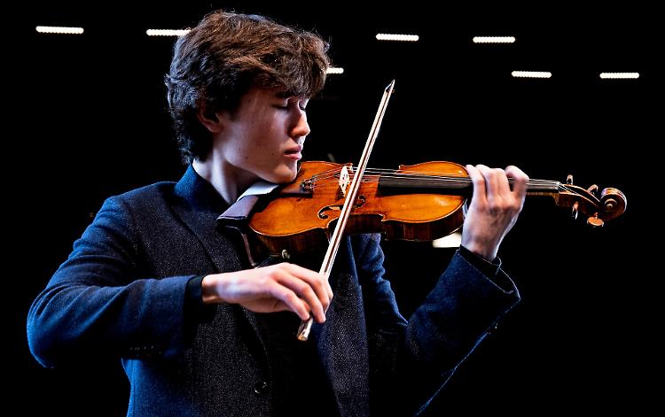 Il violino del giovanissimo Daniel Lozakovich e il pianoforte di Dmitri Shishkin al Museo del Violino