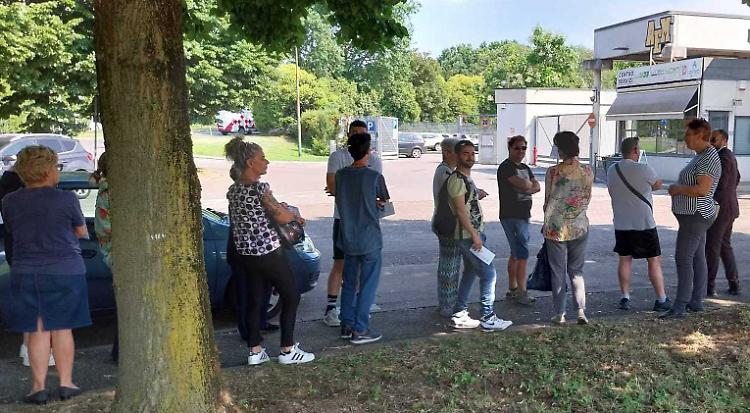 Rifiuti, in coda per i sacchi: errori e tanta rabbia