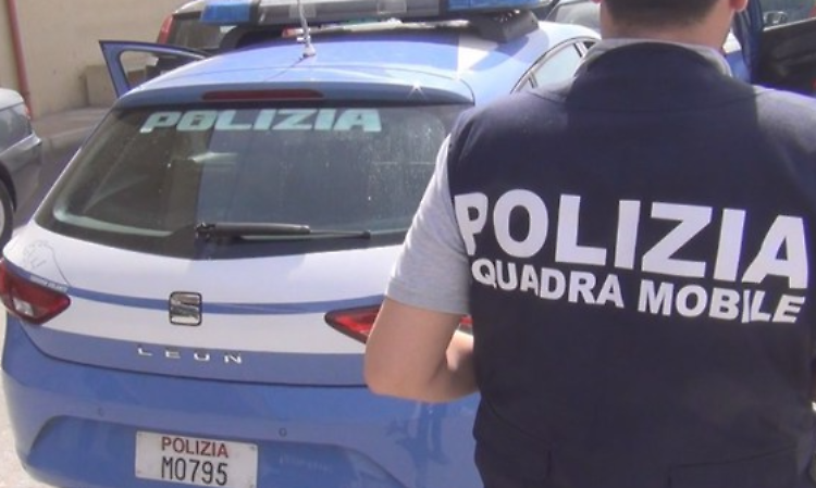 Inghiottisce l'eroina come una caramella davanti ai poliziotti i