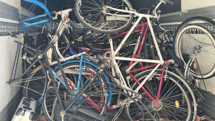 Rimosse oltre cento biciclette abbandonate in giro per la città