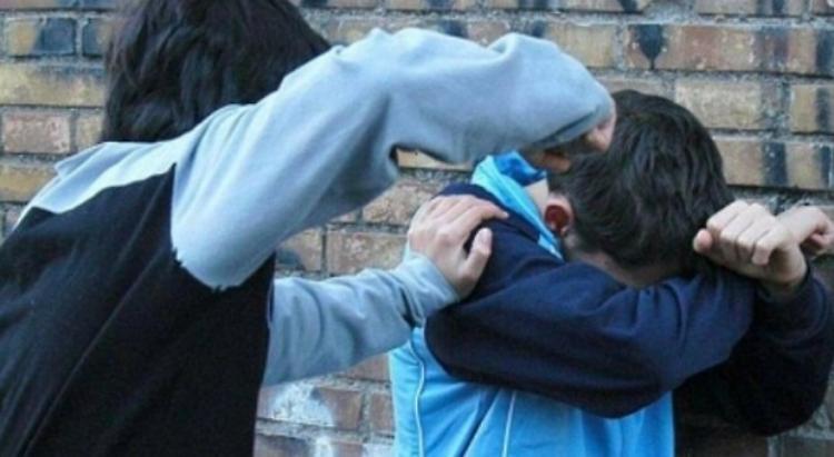 Spedizione punitiva in stazione contro un coetaneo, denunciati dalla polizia i baby bulli